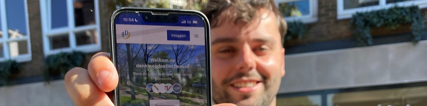 Jongeman houdt smartphone vast met daarop het platform Denk mee Doetinchem